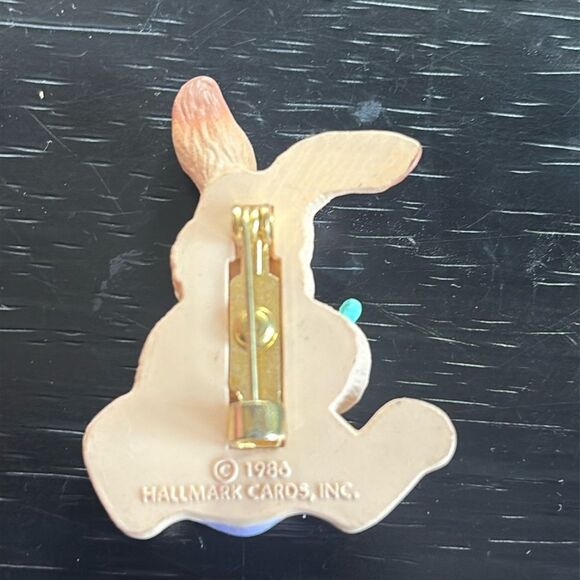 Vintage 1986 Hallmark Bunny painting egg Pin Brooch - Picture 3 of 4